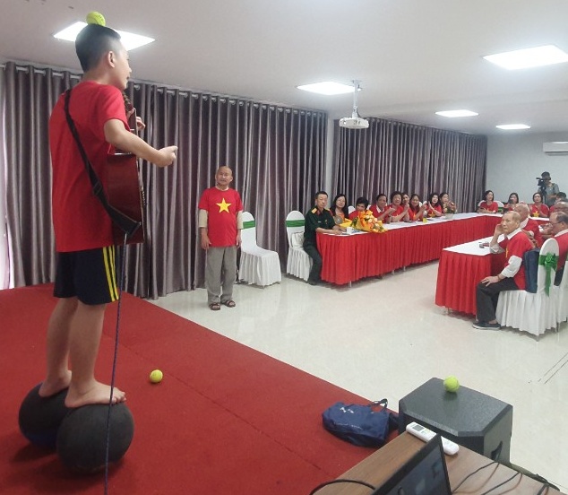 Kỷ lục gia Nguyễn Khắc Hưng biêu diễn xuất sắc tại Cộng đồng giáo dục Viên Minh