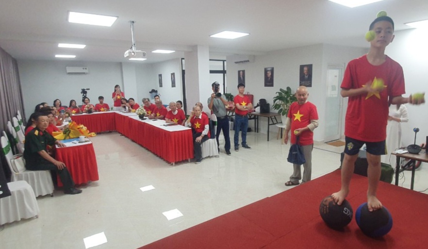 Kỷ lục gia Nguyễn Khắc Hưng biểu diễn xuất sắc tại Cộng đồng giáo dục Viên Minh