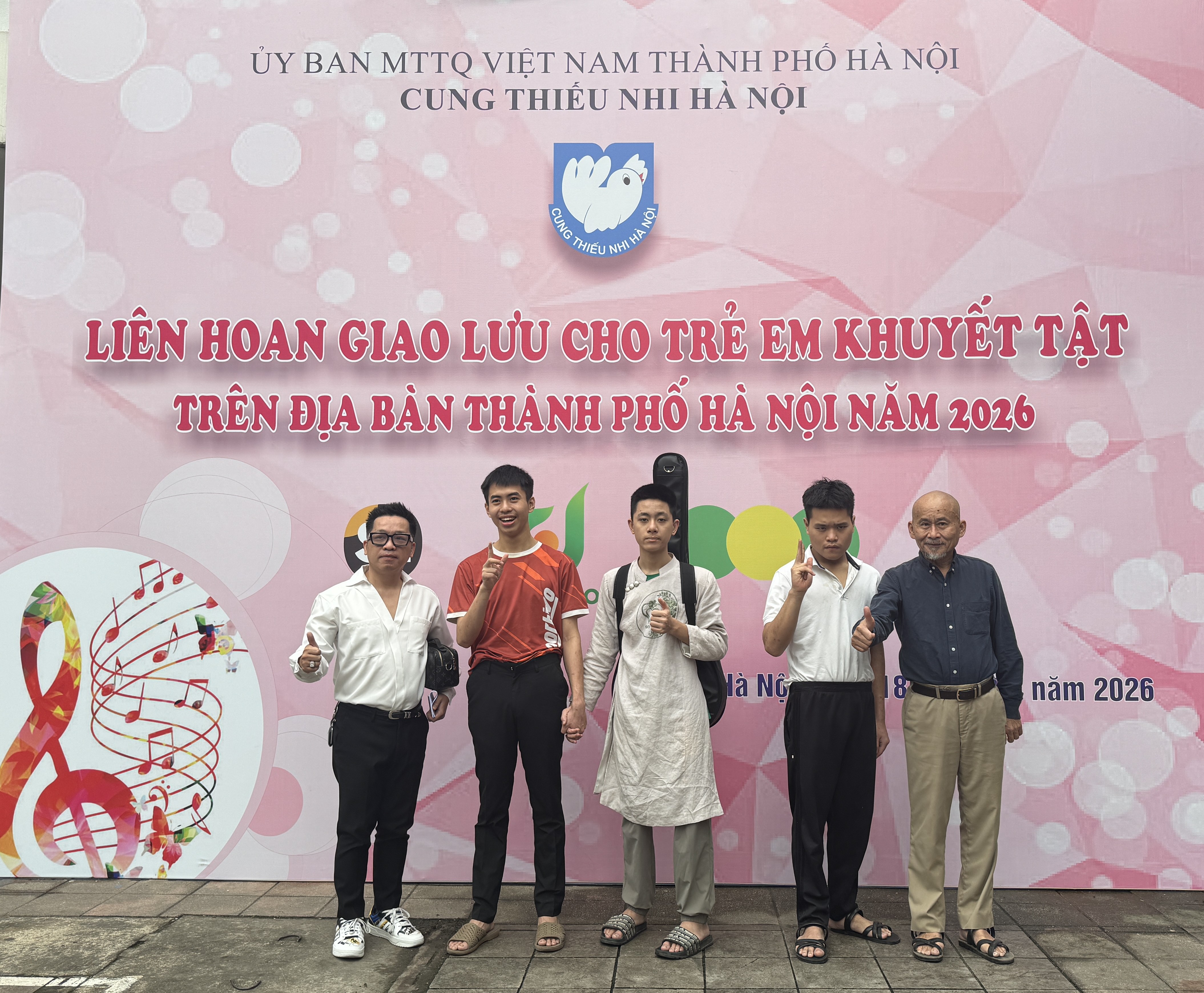 Đa kỷ lục thế giới Guinness Khắc Hưng c&ugrave;ng đo&agrave;n T&acirc;m Việt tỏa s&aacute;ng tại Li&ecirc;n hoan Trẻ em Khuyết tật H&agrave; Nội 2026