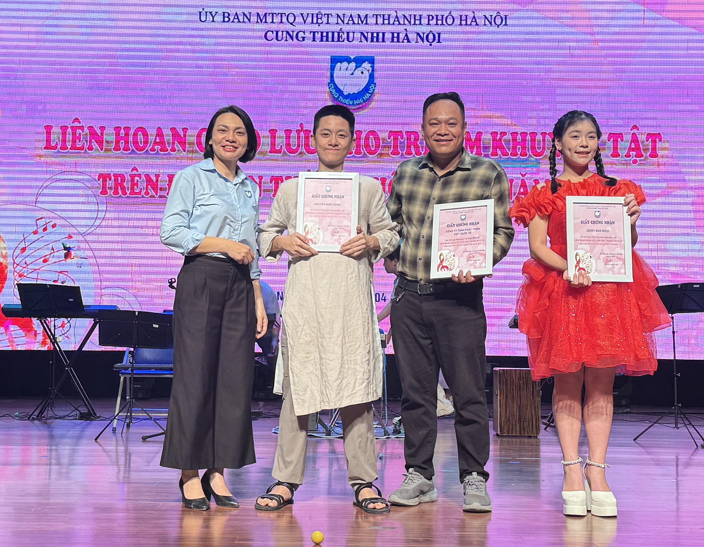 Đa kỷ lục thế giới Guinness Khắc Hưng c&ugrave;ng đo&agrave;n T&acirc;m Việt tỏa s&aacute;ng tại Li&ecirc;n hoan Trẻ em Khuyết tật H&agrave; Nội 2026