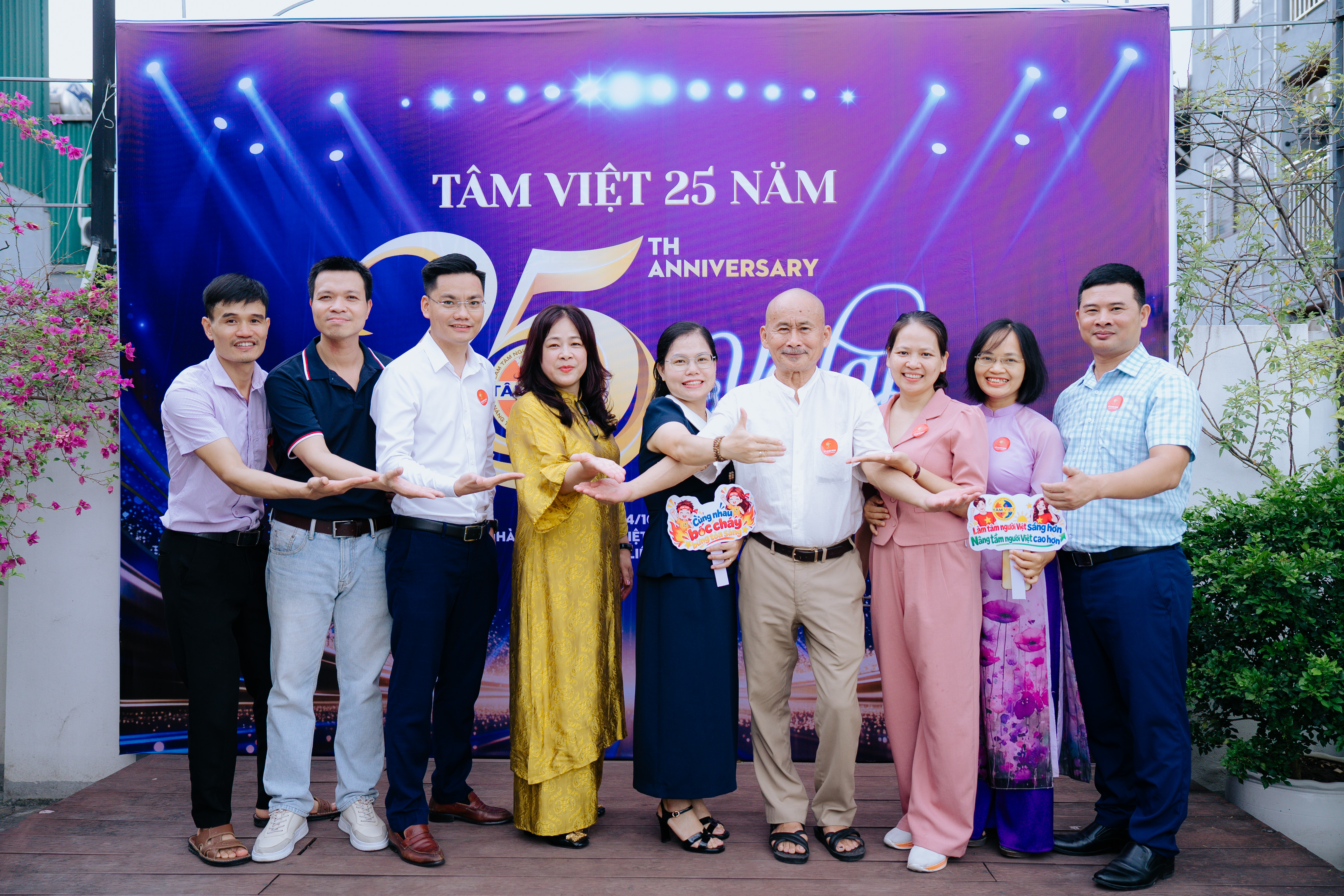 T&Acirc;M VIỆT 25 NĂM - VỀ LẠI B&Ecirc;N NHAU - TỤ VỀ C&Ugrave;NG B&Ugrave;NG PH&Aacute;T