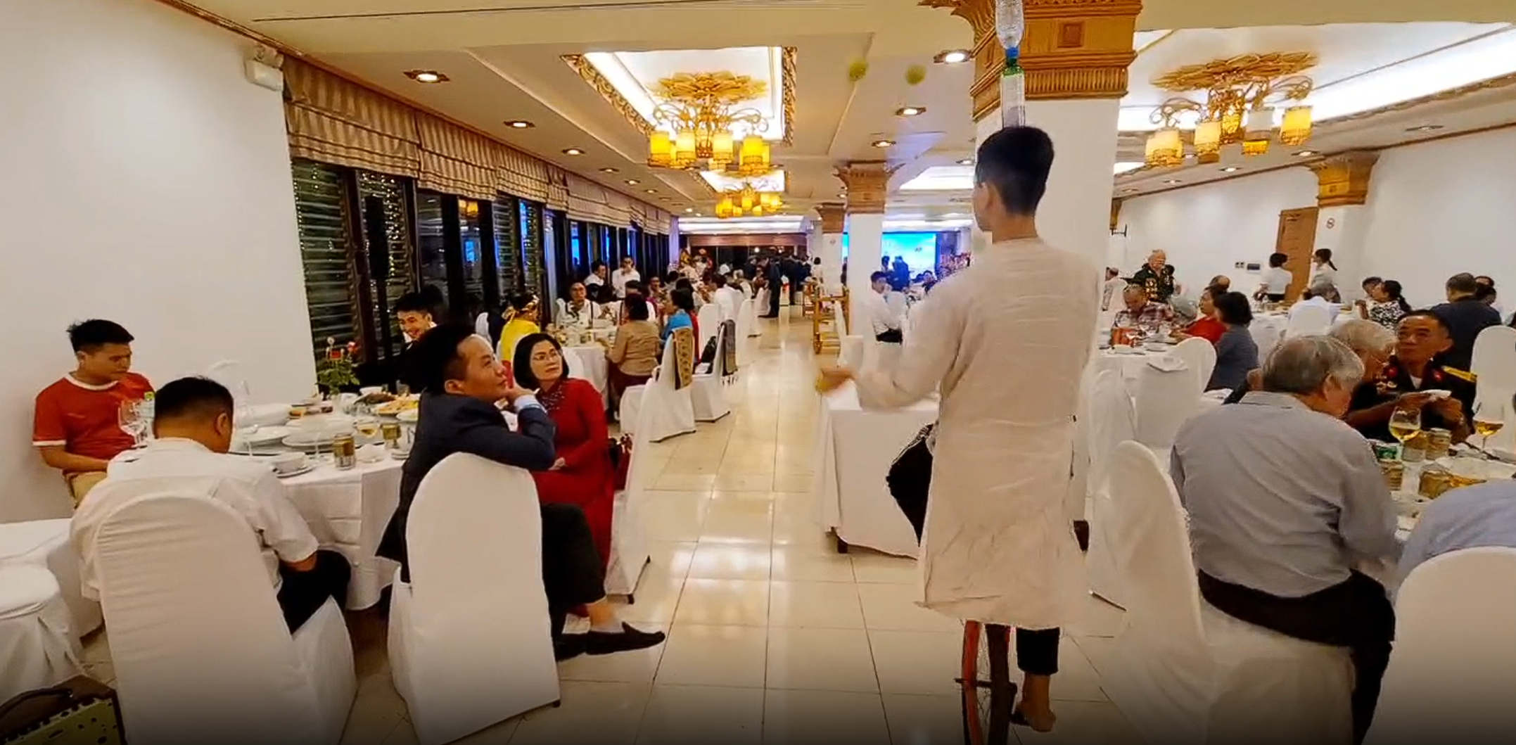 Kỷ lục gia Nguyễn Khắc Hưng tỏa s&aacute;ng tại Lễ đ&oacute;n Tết L&agrave;o Bunpimay