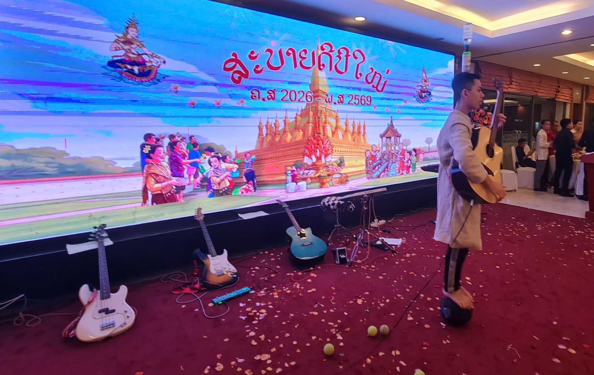 Kỷ lục gia Nguyễn Khắc Hưng tỏa sáng tại Lễ đón Tết Lào Bunpimay