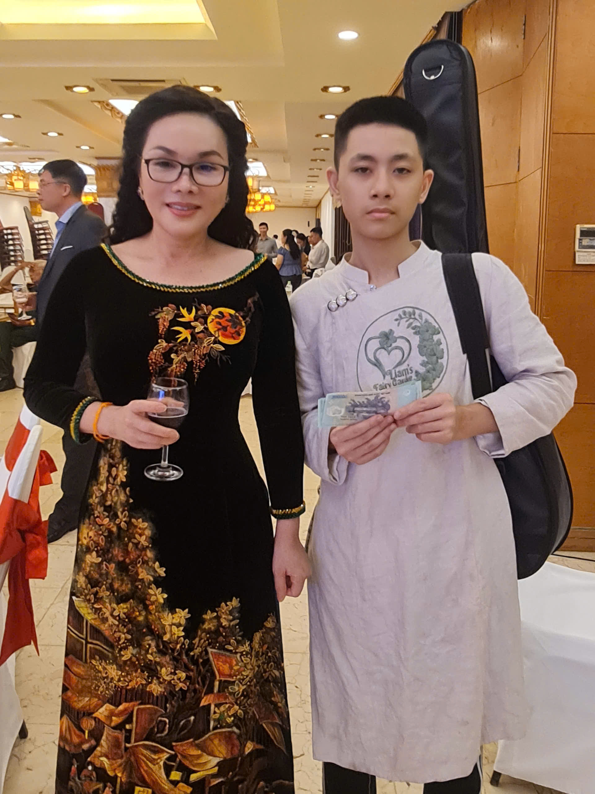 Kỷ lục gia Nguyễn Khắc Hưng tỏa sáng tại Lễ đón Tết Lào Bunpimay