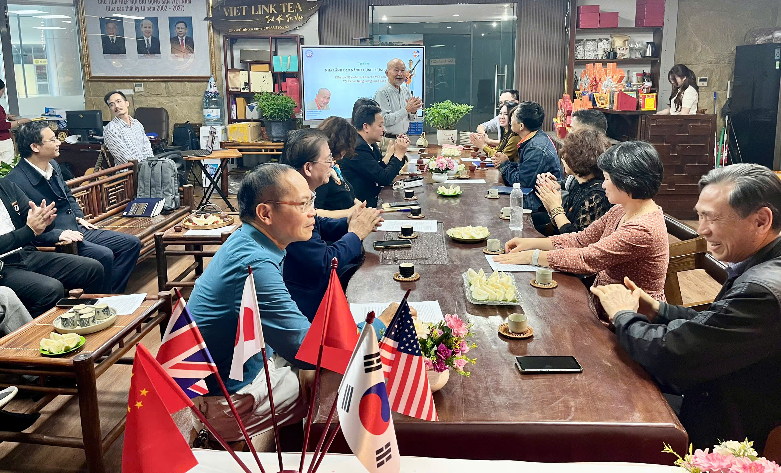 NH&Agrave; L&Atilde;NH ĐẠO NĂNG LƯỢNG LƯỢNG TỬ VĨ M&Ocirc;: