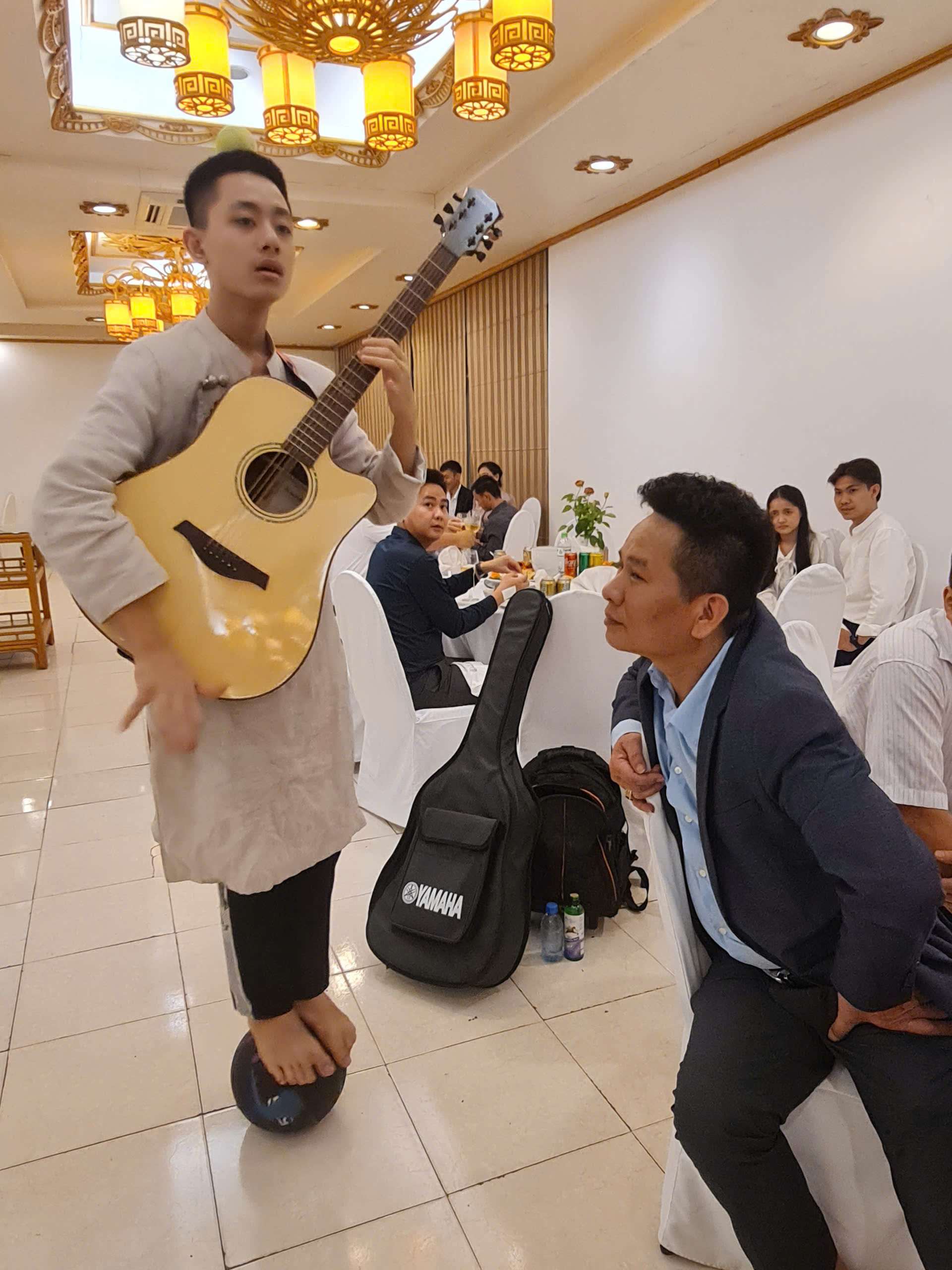 Kỷ lục gia Nguyễn Khắc Hưng tỏa sáng tại Lễ đón Tết Lào Bunpimay