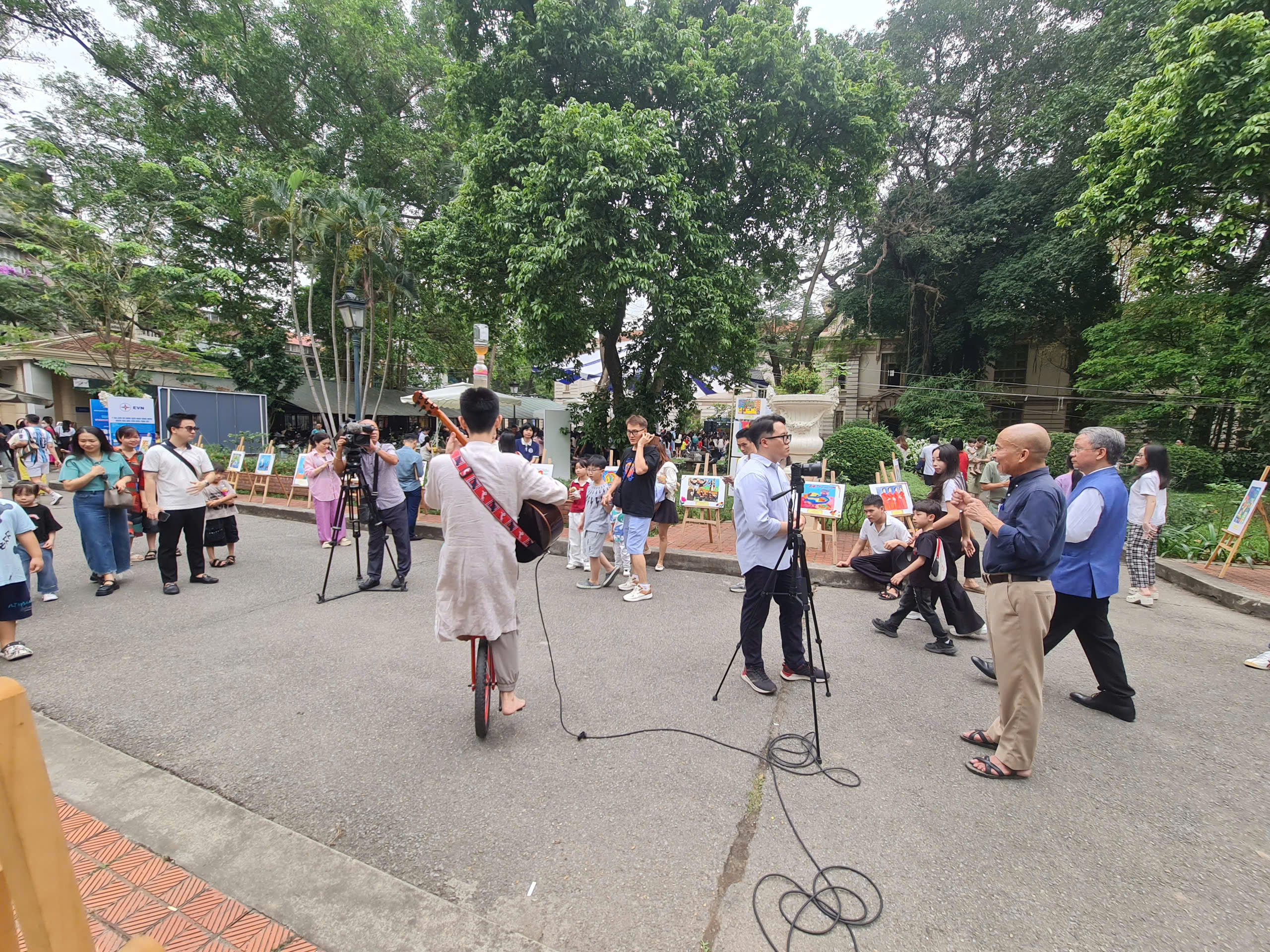 KHẮC HƯNG TẠI THƯ VIỆN QUỐC GIA: KHI &Yacute; CH&Iacute; L&Agrave; 