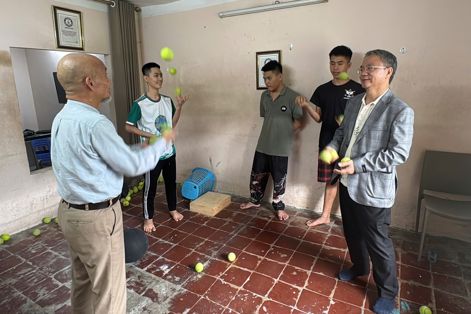 Tham t&aacute;n Đại sứ qu&aacute;n Ấn Độ tới thăm & tặng qu&agrave; c&aacute;c bạn trẻ tự kỷ Trung t&acirc;m T&acirc;m Việt