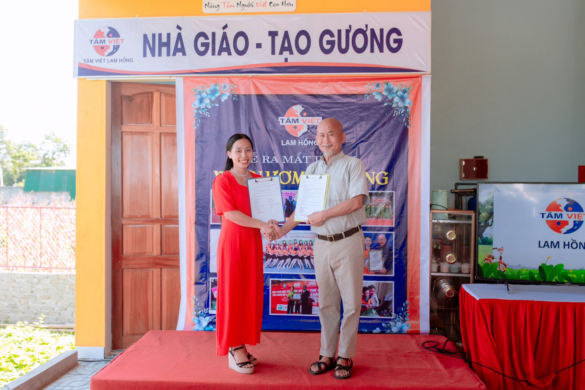 Thành lập Tâm Việt Lam Hồng