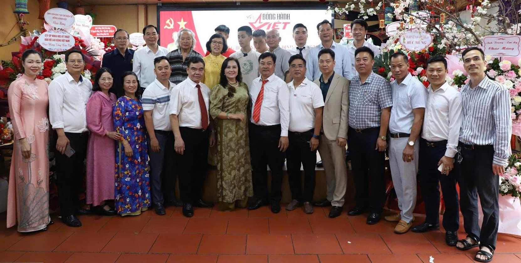 Kỷ lục gia thế giới Guinness Nguyễn Khắc Hưng v&agrave; khoảnh khắc truyền cảm hứng trước TS. NGND Đặng Huỳnh Mai