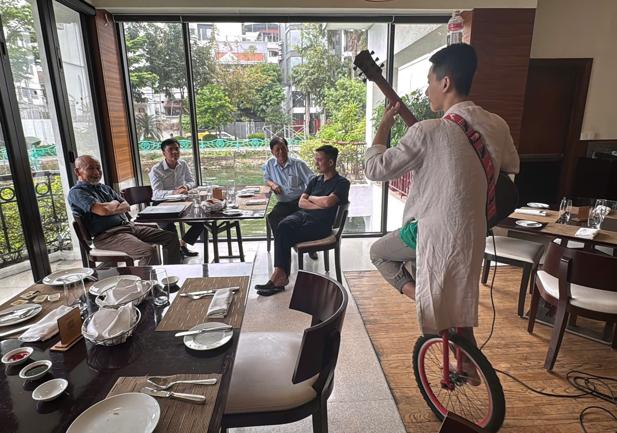 T&acirc;m Việt giao lưu, trao đổi hợp t&aacute;c với Ts Thang Văn Ph&uacute;c, Chủ tịch Hội Kỷ lục gia Việt Nam